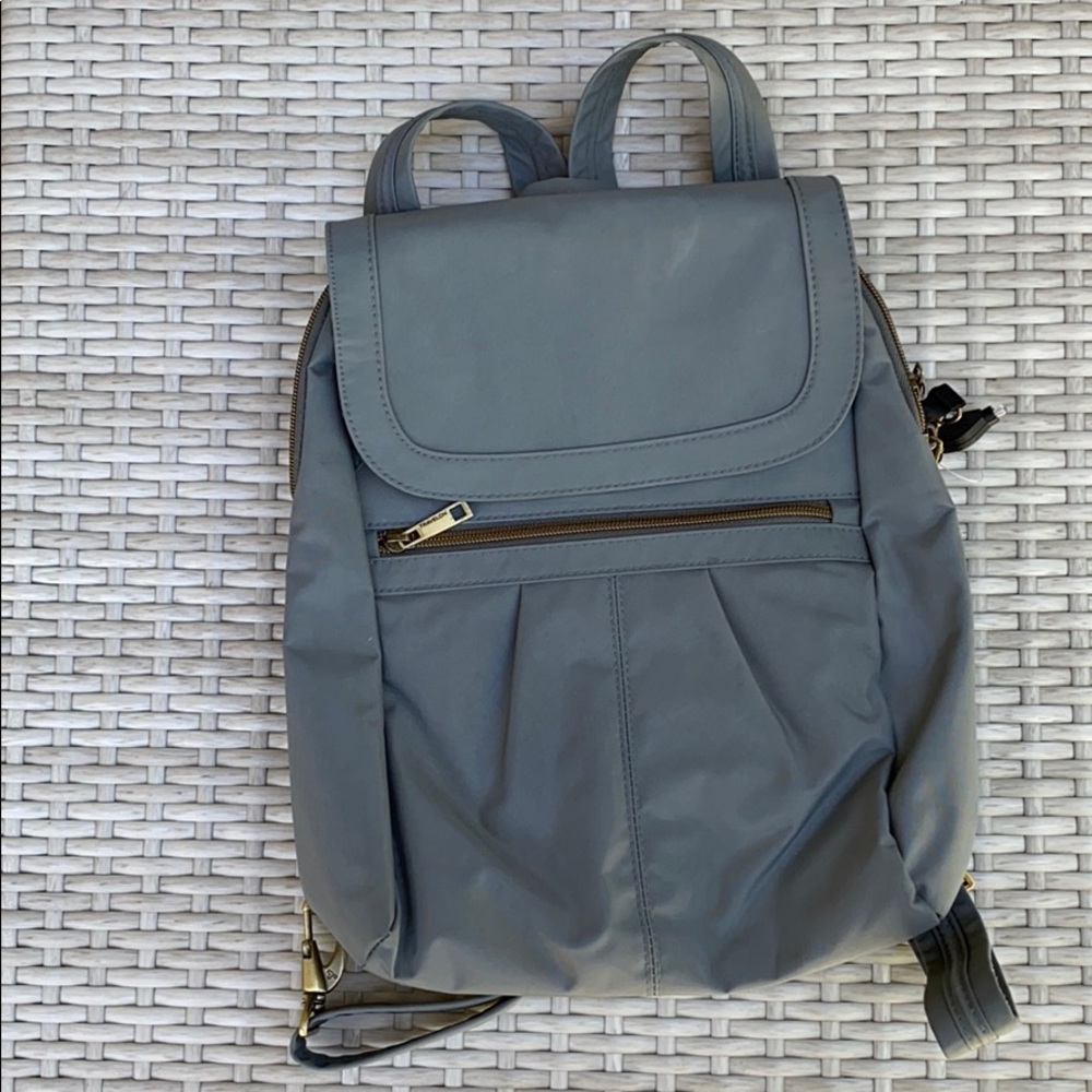 Travelon anti-theft slim backpack - Picture 7 of 8